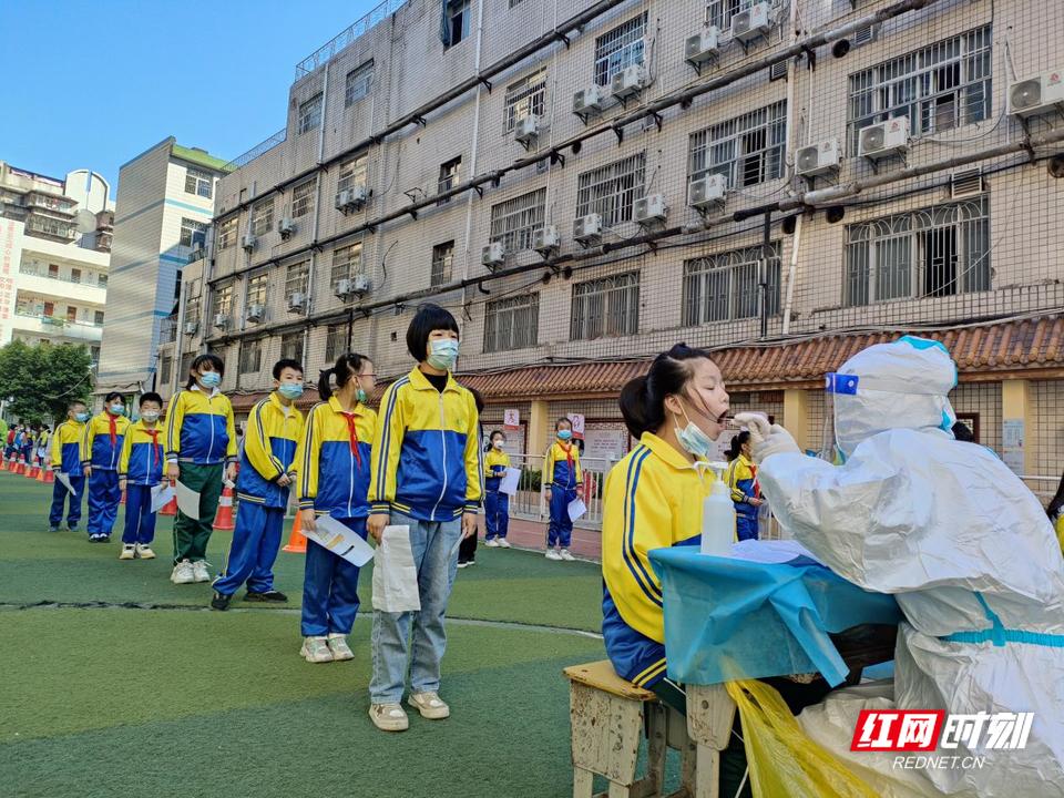 人民路小学的孩子们自觉佩戴口罩、保持一米间距，整个核酸检测过程顺畅高效、有条不紊。