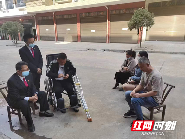 南岳法院：被告行动不便 法官上门促调解