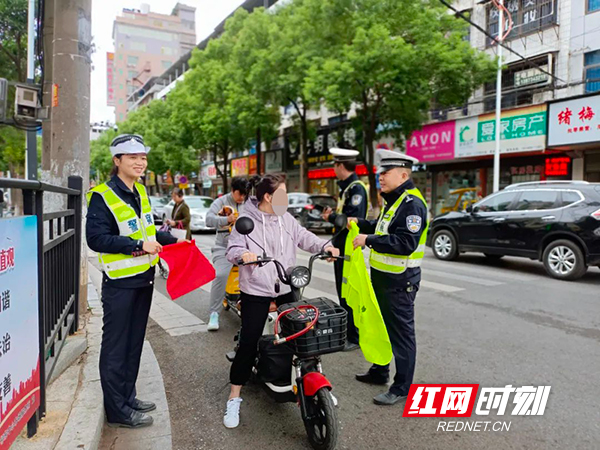 祁东交警：骑摩电不戴头盔？来，发个朋友圈再走