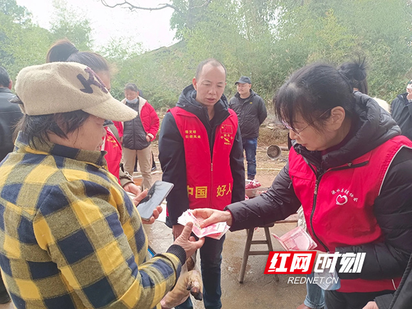 两头猪被抢购一空——衡阳市残联帮残疾群众实现“微心愿”