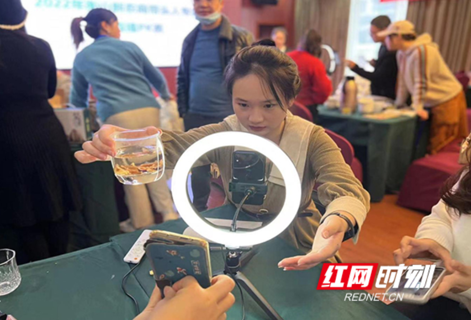 衡山：95后女孩首场直播引来2.6万观众围观