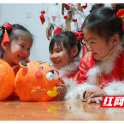 衡山：萌娃巧手自制“虎头”花灯闹元宵