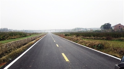 石鼓区村公路标准化改造后 出行更方便了