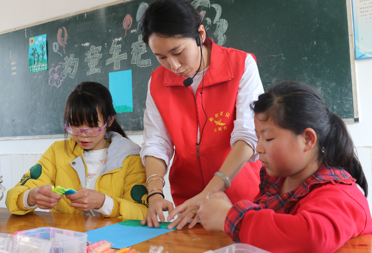 湖南高铁职院：艺术课堂搬进乡村小学 