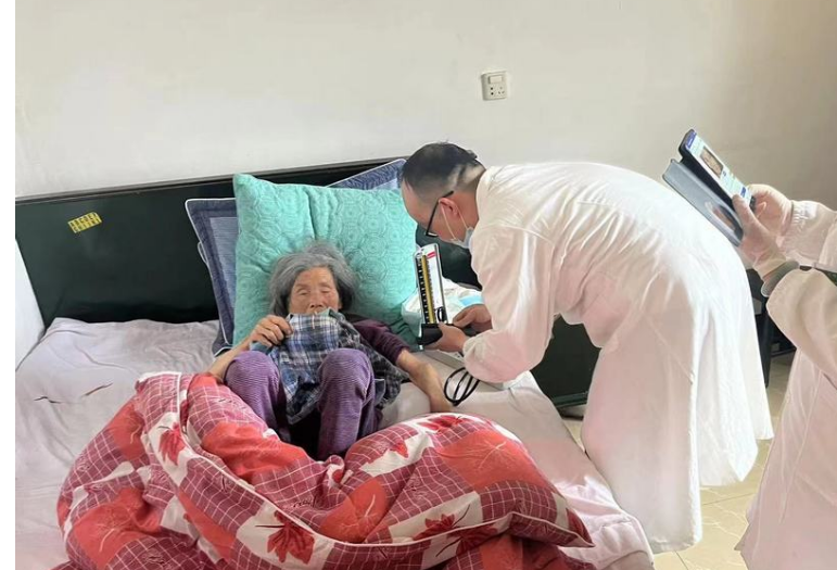 角山镇:上门为60岁以上老人接种疫苗
