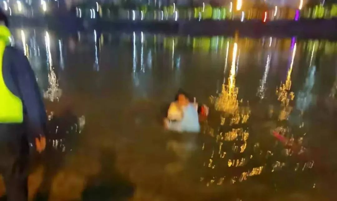 千钧一发，石鼓快警勇救轻生花季少女