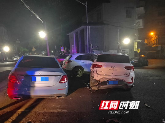 男子凌晨醉驾致三车连撞，所幸无人员伤亡