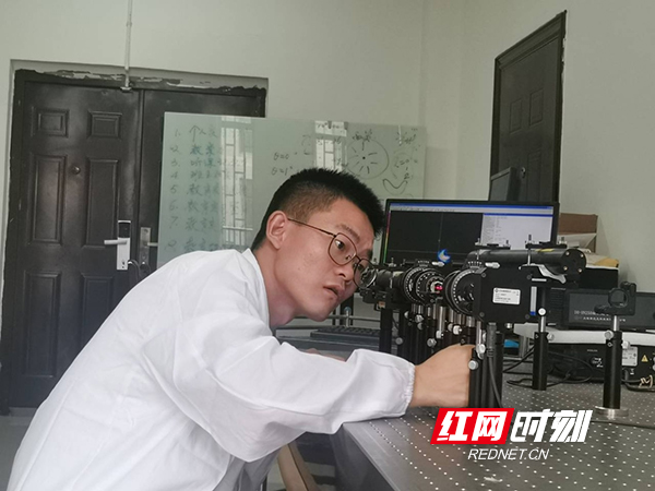 衡阳师院：硕士研究生在物理学国际权威期刊发表封面论文