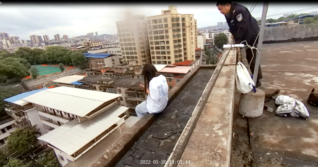 常宁巡特警：纵身一跃，只为你