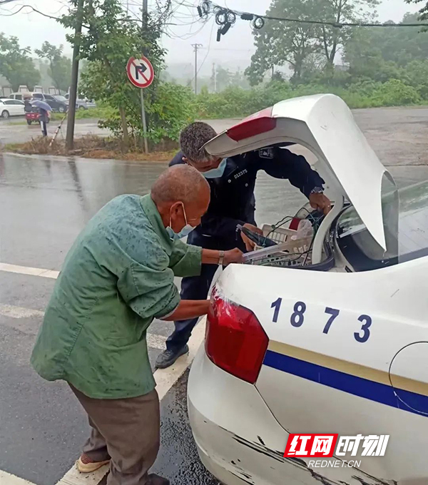 石鼓公安民辅警爱心护送七旬老人回家