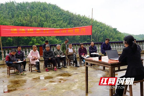 衡阳县法院: 法治宣传“典”亮小寨
