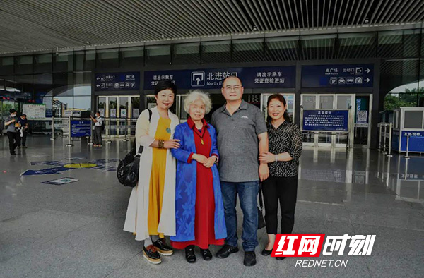 这个拥抱，他们等了半个世纪