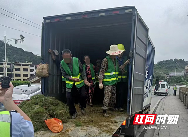 湖南祁东：图方便弃安全 货车载人被重罚