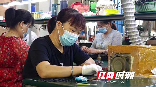 衡山：车间开到家门口 村民变身“上班族”