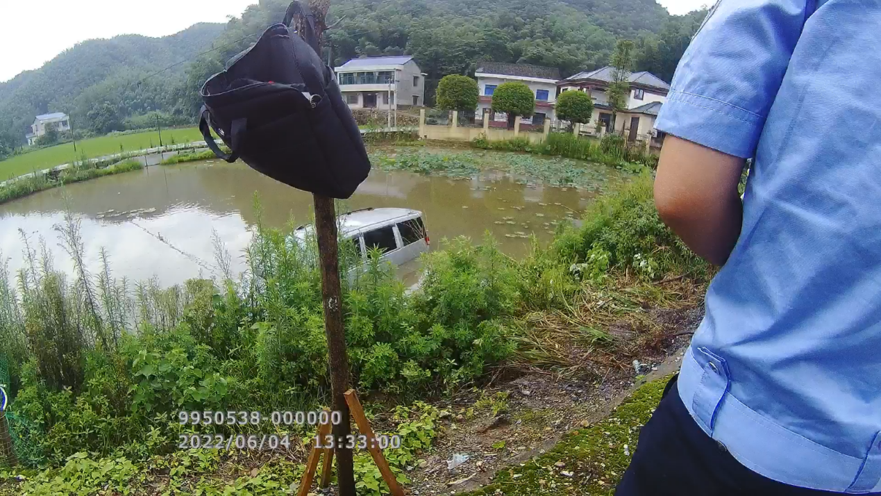 衡山：面包车翻入水塘一家七口被困 两男子冒着大雨砸车窗救人
