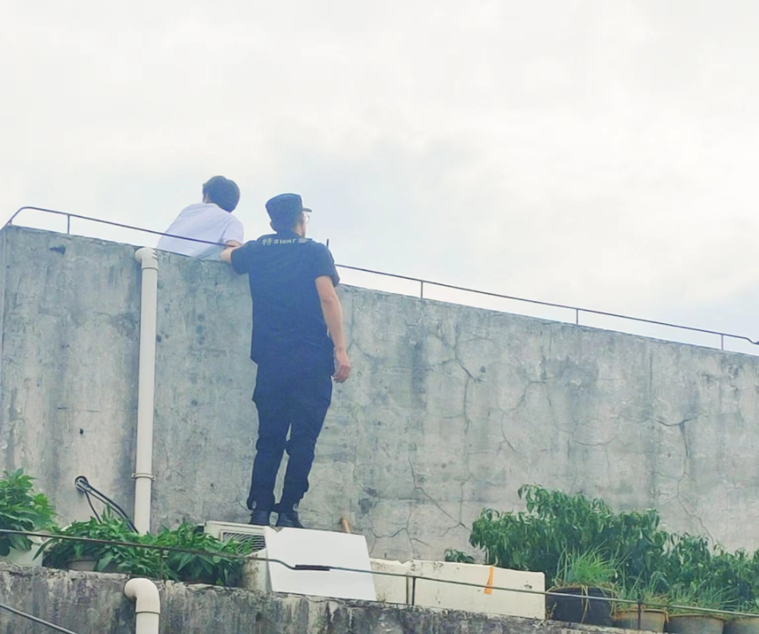 他跃上楼顶,一把抱住轻生男孩