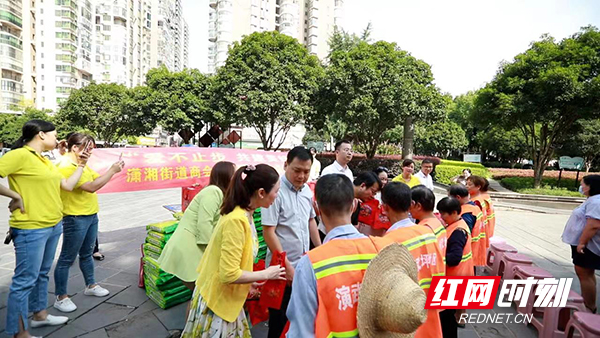 石鼓区：炎炎夏日送清凉 真情慰问一线环卫工人