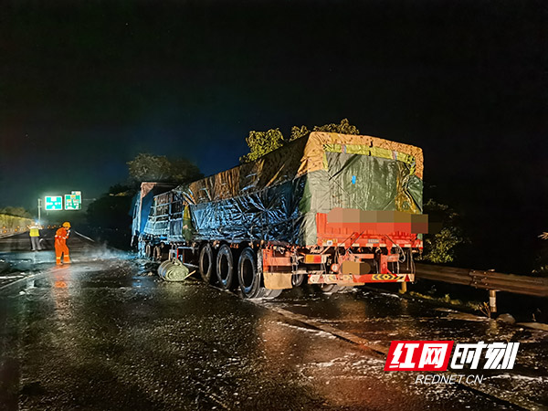 半挂车深夜自燃 多部门高温下联合作战18小时保安全畅通