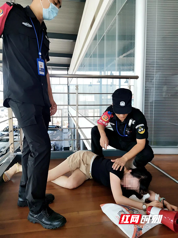 女子维权未果欲跳楼，蒸湘警方机智处置化险为夷