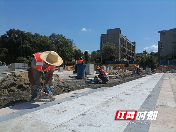 衡阳市市政工程公司：战高温抢进度  错峰施工建设忙