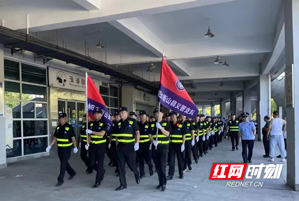 衡山义警奔走街头巷尾护平安