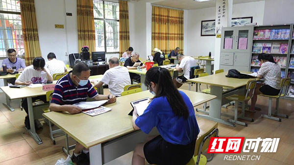 衡阳县：图书馆里人气旺 掀起暑期“学习热”