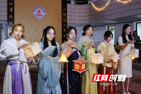衡阳师范学院：师生吟诵红色诗词庆双节
