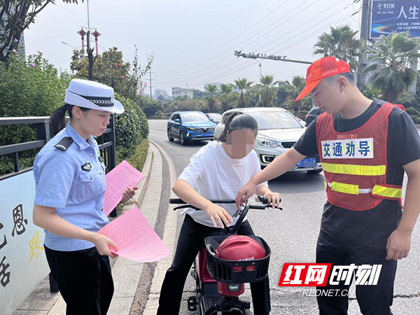 雁峰交警奏响“美丽乡村行”交通安全“宣传曲"