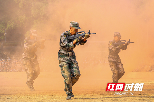 气贯长虹！衡阳师范学院2022级新生军训成果汇报会“超燃”