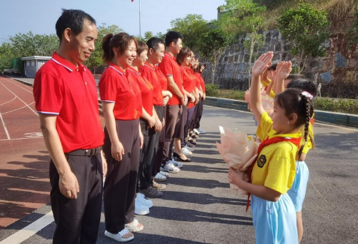 “今天我做主，老师您休息。”灵官庙小学师生角色互换，劳动礼赞恩师