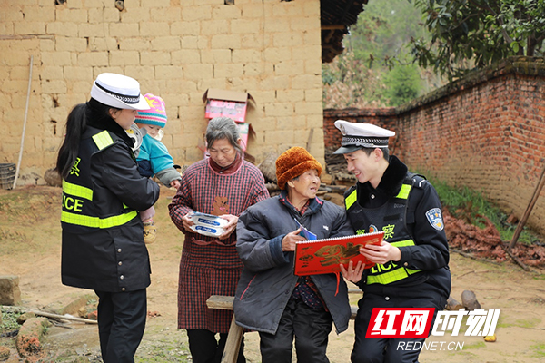 衡阳县交警：关爱“一老一小”，特别的爱给特别的你们