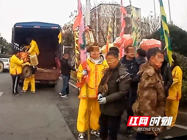 奇葩！货车违法核载15人，司机还无证驾驶