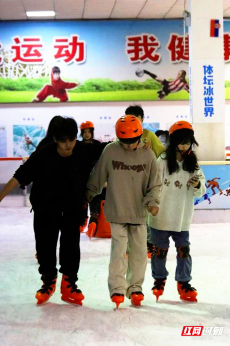 湖南环境生物职院建起真冰场 开设免费滑冰体验课