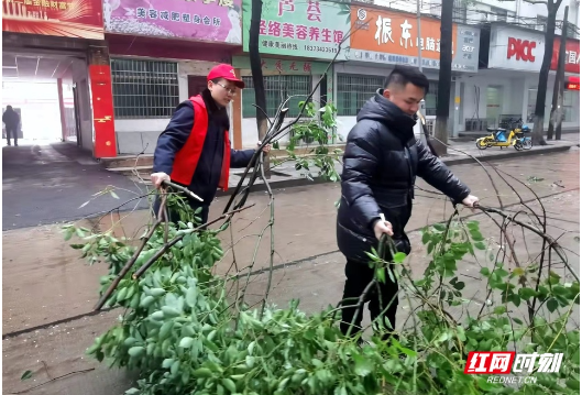 衡阳：扫雪除冰保畅通 税务干部在行动