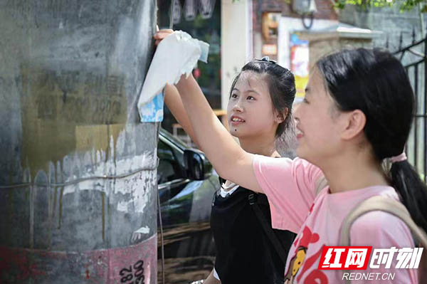 大学生志愿者自发清理城市“牛皮癣”。 副本.jpg