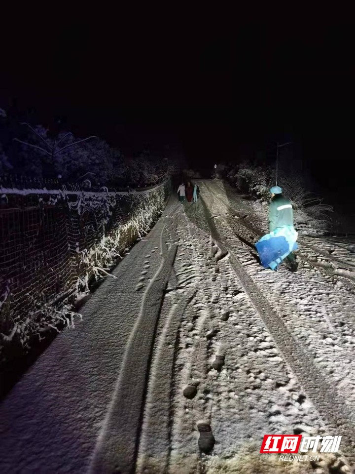 大雪封路救护车无法抵达，南华附二急救团队徒步进村救出摔伤老人