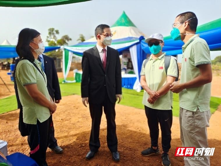 南华附一援塞医疗代表参加中国援塞移动诊所捐赠仪式 协助调试仪器设备