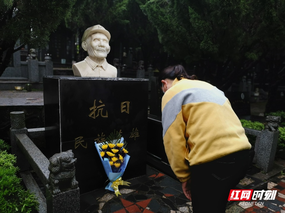 萋萋芳草怀英烈 | 代客祭扫、“云端”祭祀、学做青团，衡阳清明别样过