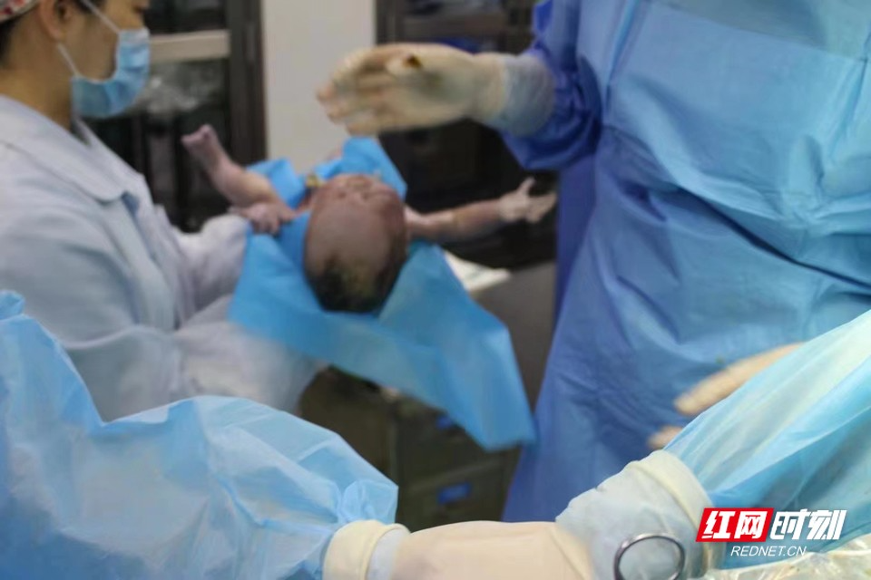 孕28+周遭遇胎膜早破，衡阳市妇幼保健院产科团队护母婴平安