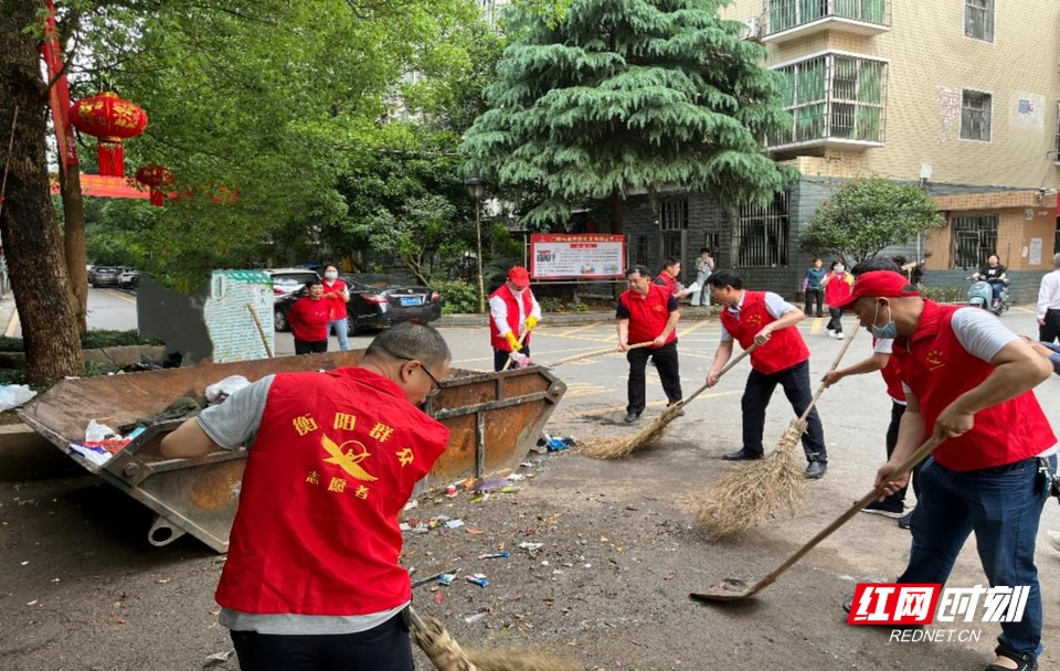 衡东：“衡阳群众”志愿者进社区清洁家园