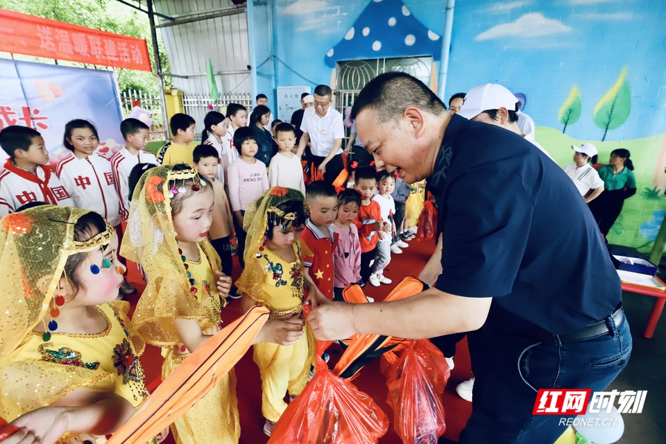 衡阳技师学院机关第五党支部还为孩子们送上了精心准备的节日礼物。