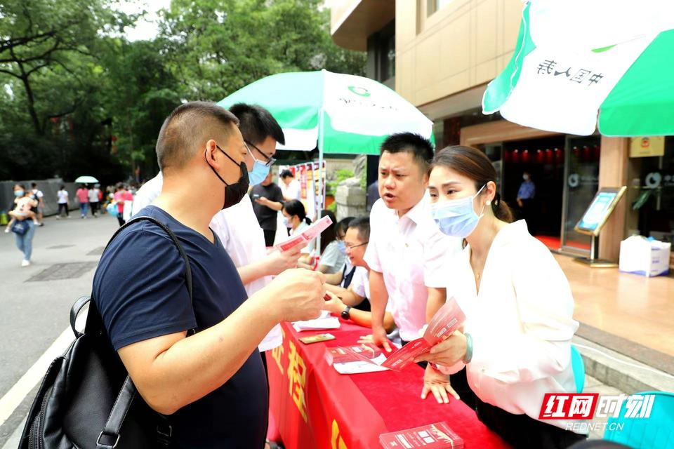 向公众普及金融知识 中国人寿衡阳分公司开展保险宣传日活动