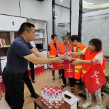 中国人寿衡阳分公司开展“月满中秋，情暖驿站”户外劳动者慰问活动