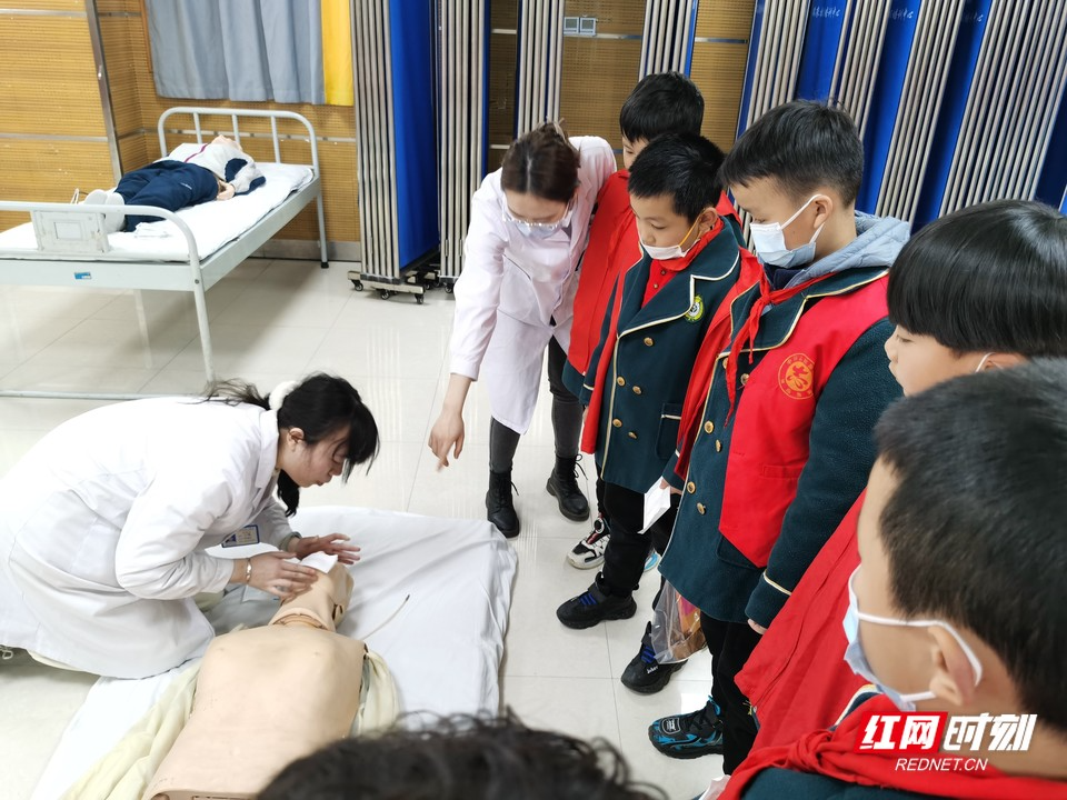 开学季，一大波小学生来到南华附一医院技能中心学习急救技能