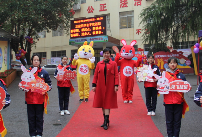 图|“萌兔”报到！石鼓区各学校花式“迎新”