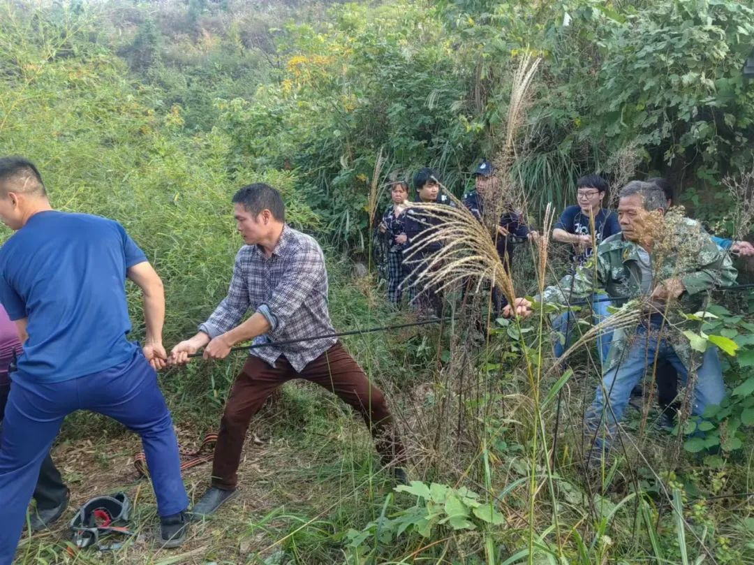 惊险！男子不慎坠下山崖，祁东公安联合消防紧急救援