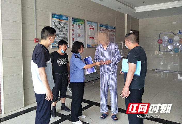 我为群众办实事丨蒸湘公安人境民警化身“快递员”送证上门