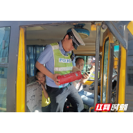 严管重罚 雁峰交警紧盯运输企业开展安全大检查