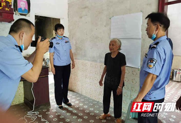 衡山公安上门服务有温度 群众办证更方便
