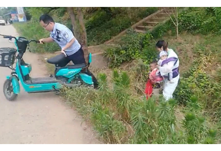 衡山：母子三人跌入渠道，巡逻民警果断援手